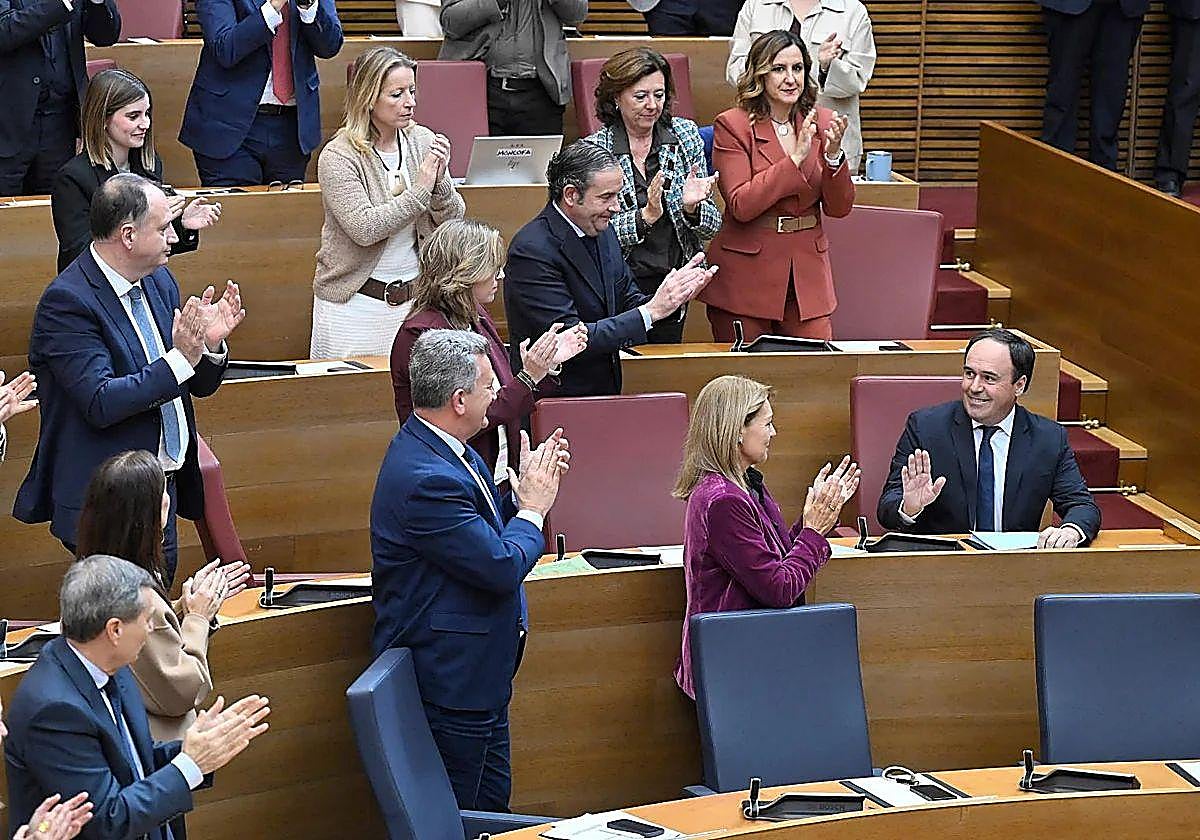 PP councillors and deputies applaud Llorca after his speech in Les Corts.