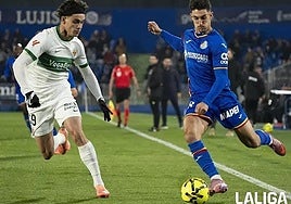 Sancris intentando dar un centro desde la banda obstaculizado por Héctor Fort.