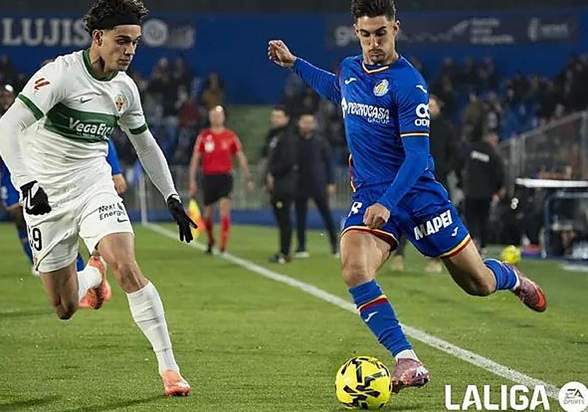 Sancris intentando dar un centro desde la banda obstaculizado por Héctor Fort.