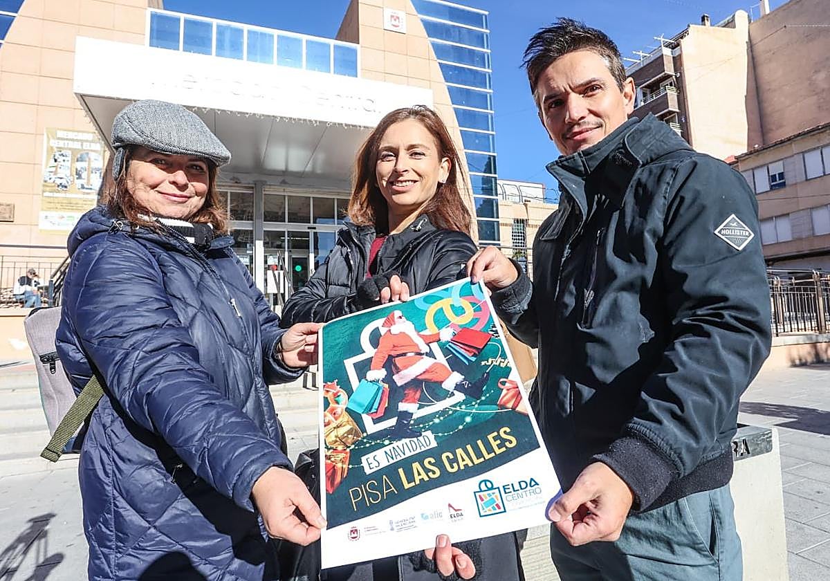 Councillors Silvia Ibáñez and Rosa Vidal, alongside Sergio Ruiz (AEDE), during the presentation of the Christmas raffle in Elda.