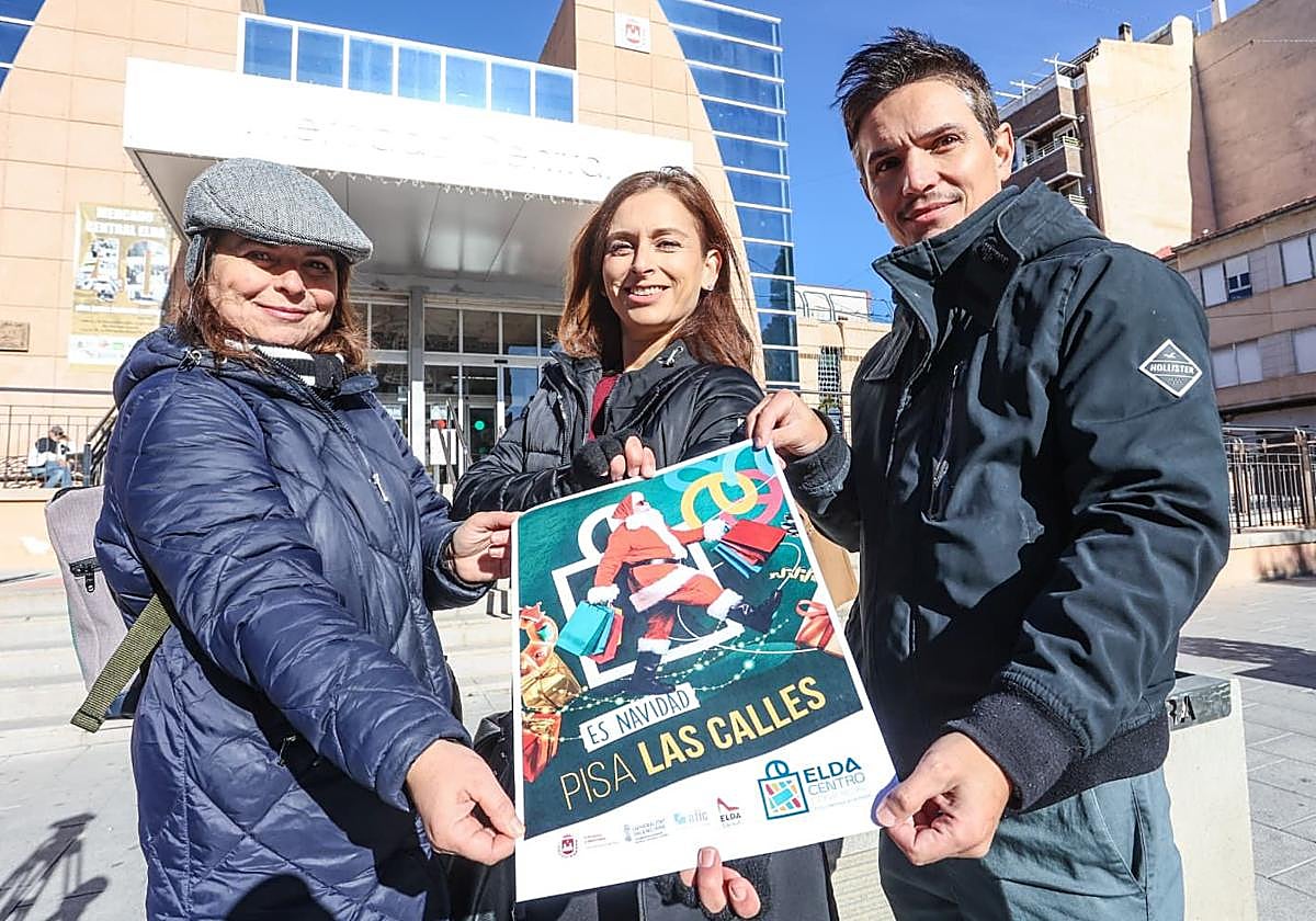 Las concejalas Silvia Ibáñez y Rosa Vidal, junto a Sergio Ruiz (AEDE), durante la presentación del sorteo navideño en Elda.