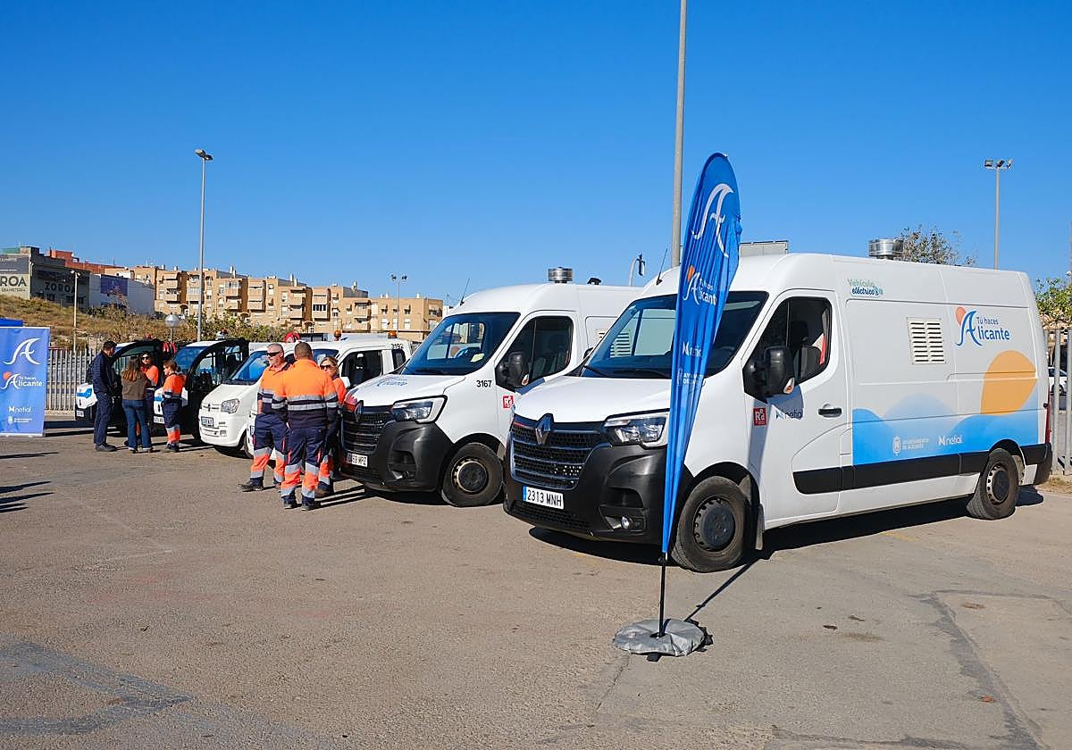Nuevos vehículos para la limpieza de Alicante, presentados este viernes.