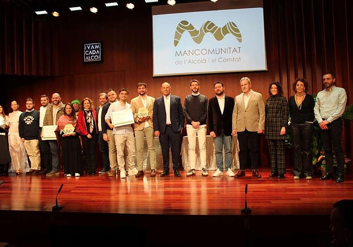 Foto de familia de todos los premiados.