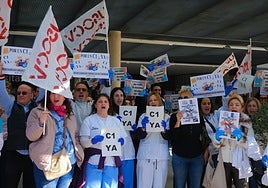 Foto: Protesta en el Hospital General de Alicante. Vídeo: La TCAE Nuria Flores y el delegado sindical Mario García evidencian las reivindicaciones del colectivo.