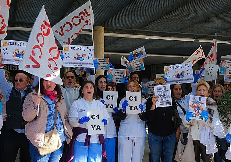 Photo: Protest at the General Hospital of Alicante. Video: TCAE Nuria Flores and union delegate Mario García highlight the group's demands.