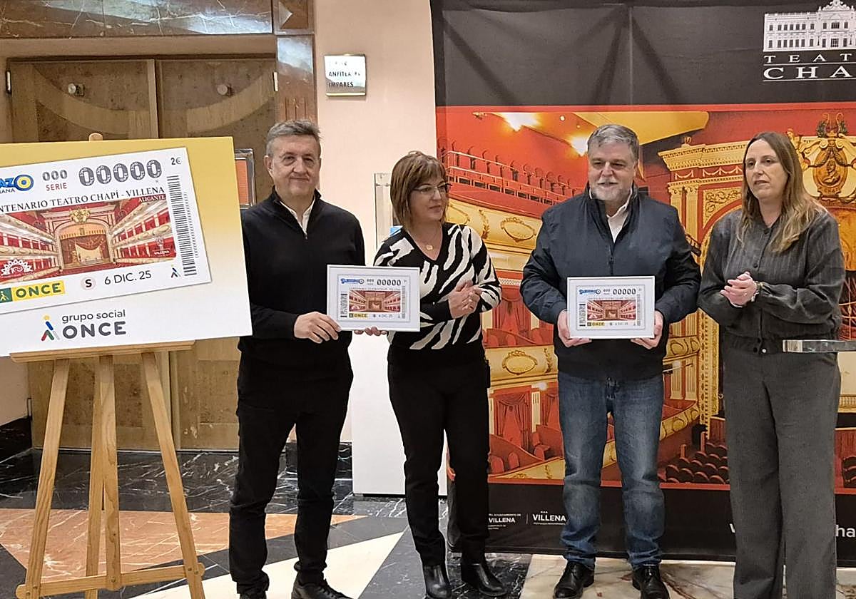 The mayor, representatives from ONCE, and the Chapí Theatre present the commemorative lottery ticket for the theatre's centenary.