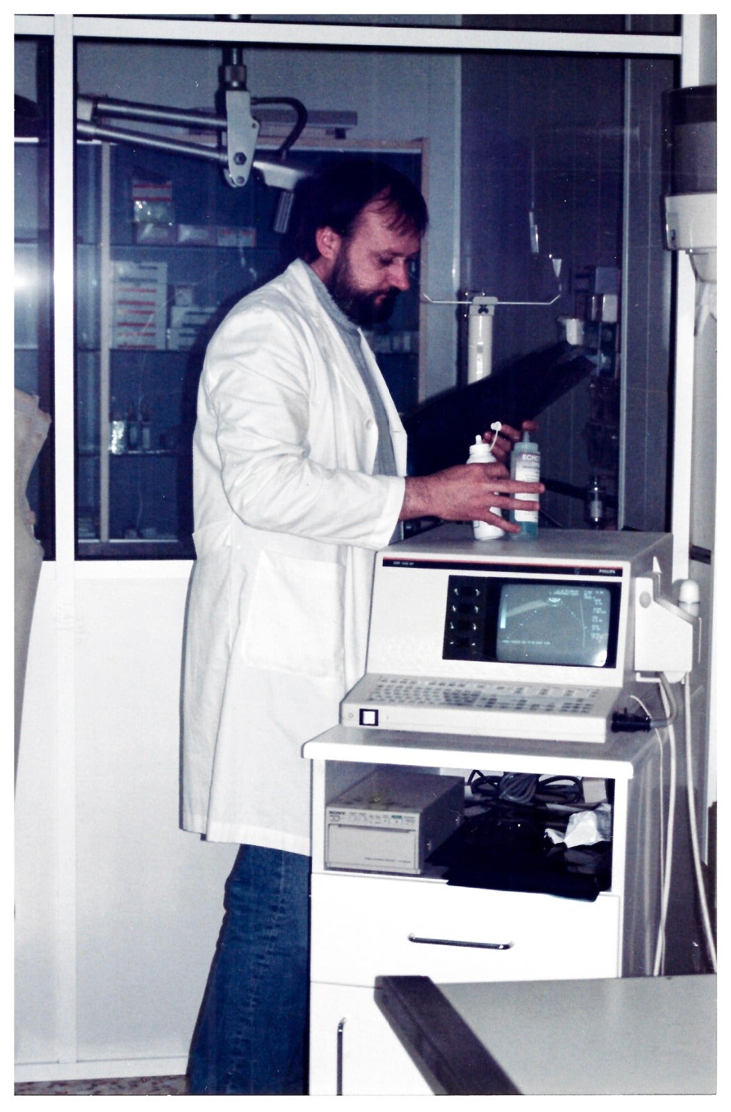 Imagen secundaria 1 - Fotos de José Riolobos trabajando en la clínica.