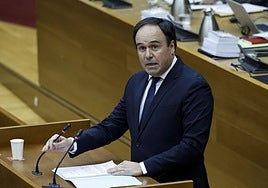 El candidato del PP, Juanfran Pérez Llorca, durante su intervención en el pleno de investidura.