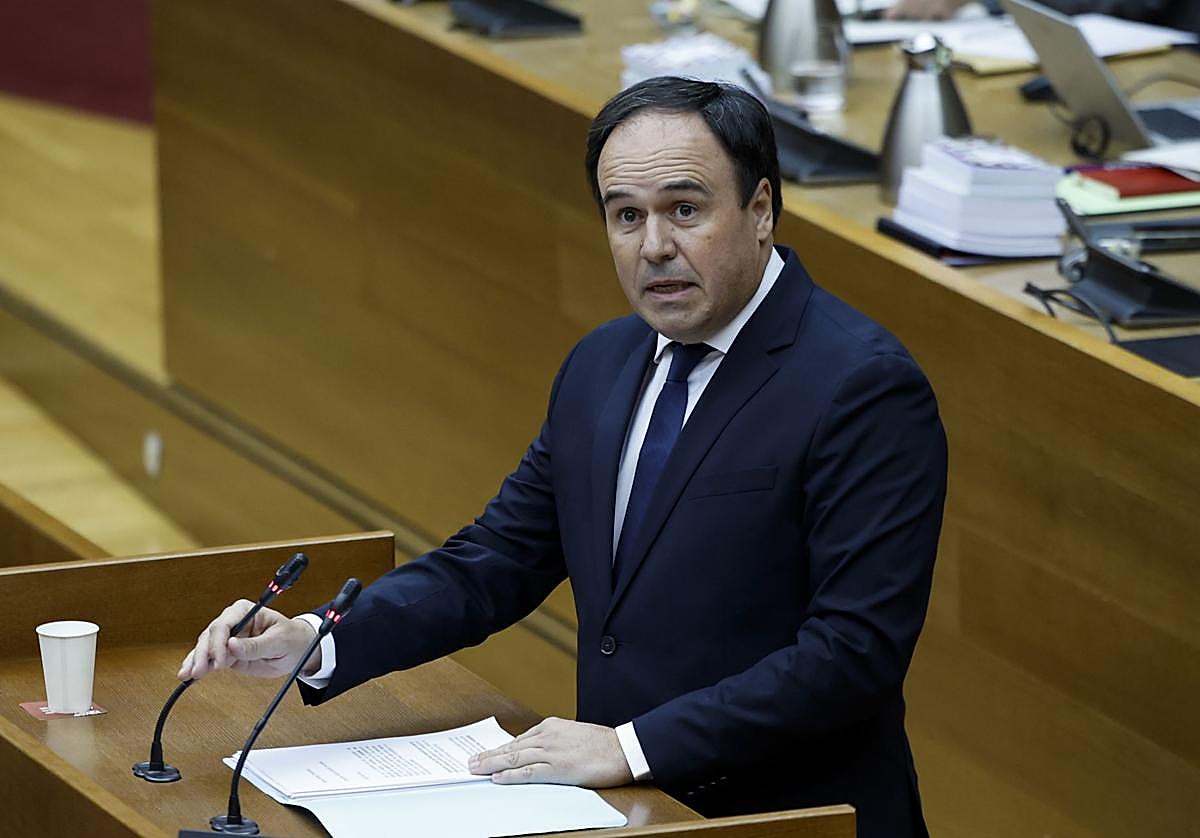 El candidato del PP, Juanfran Pérez Llorca, durante su intervención en el pleno de investidura.