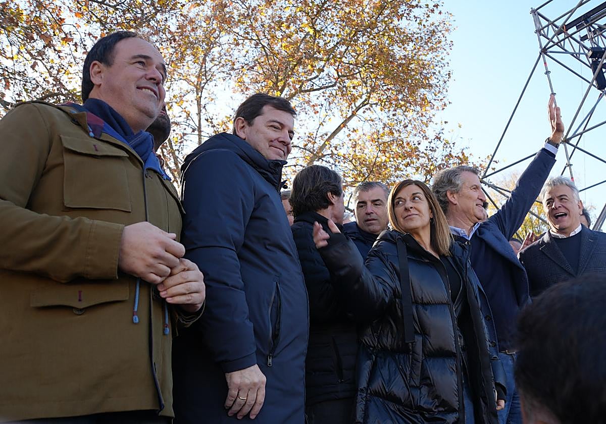 Pérez Llorca, con Mañueco, Sáenz de Buruaga y Feijóo, en la manifestación de Madrid.
