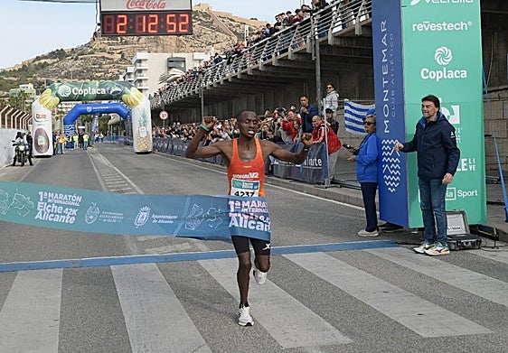 El keniata Kipkiriu Langat cruza la línea de meta como campeón de la maratón internacional Elche-Alicante.
