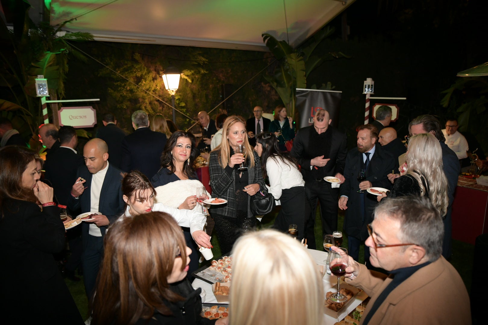 Cientos de asistentes dan la &#039;Bienvenida a la Navidad&#039; en la gala solidaria de Vectalia