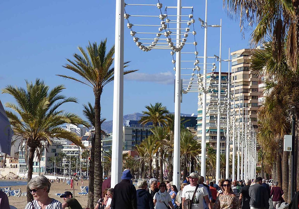 Imagen de la catenaria de la playa de Levante de Benidorm