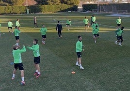 El Elche prepara el duelo copero ante el Quintanar del Rey con varias ausencias, trabajo al margen y refuerzos del filial en la sesión.