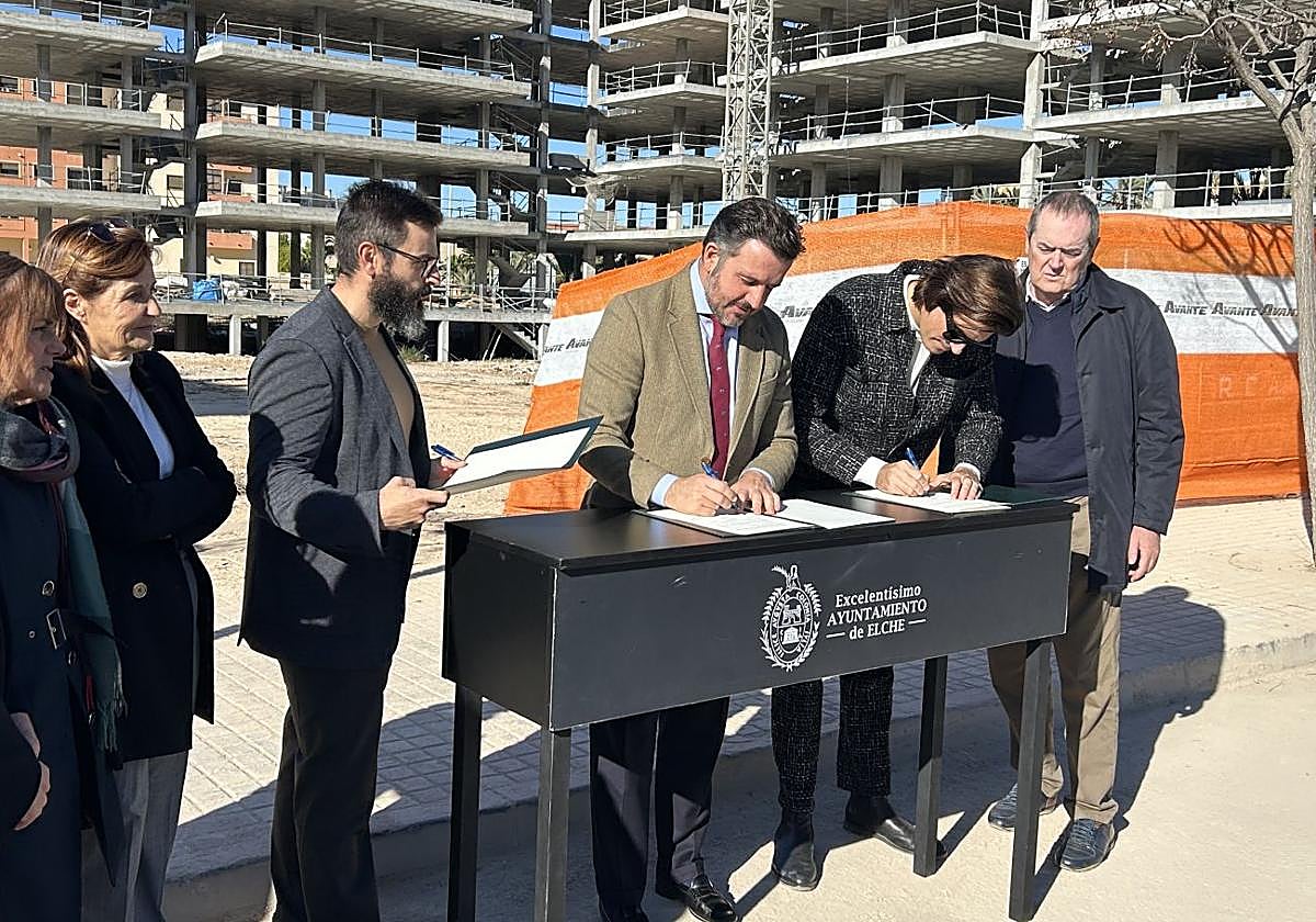 Mayor Pablo Ruz and PIMESA officials formalise the layout of the building with 76 affordable homes in Travalón.