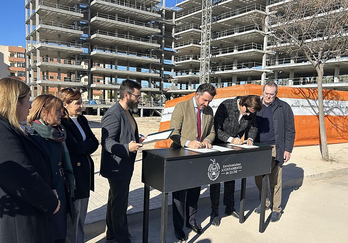 El alcalde Pablo Ruz y responsables de PIMESA formalizan el replanteo del edificio de 76 viviendas asequibles en el Travalón.