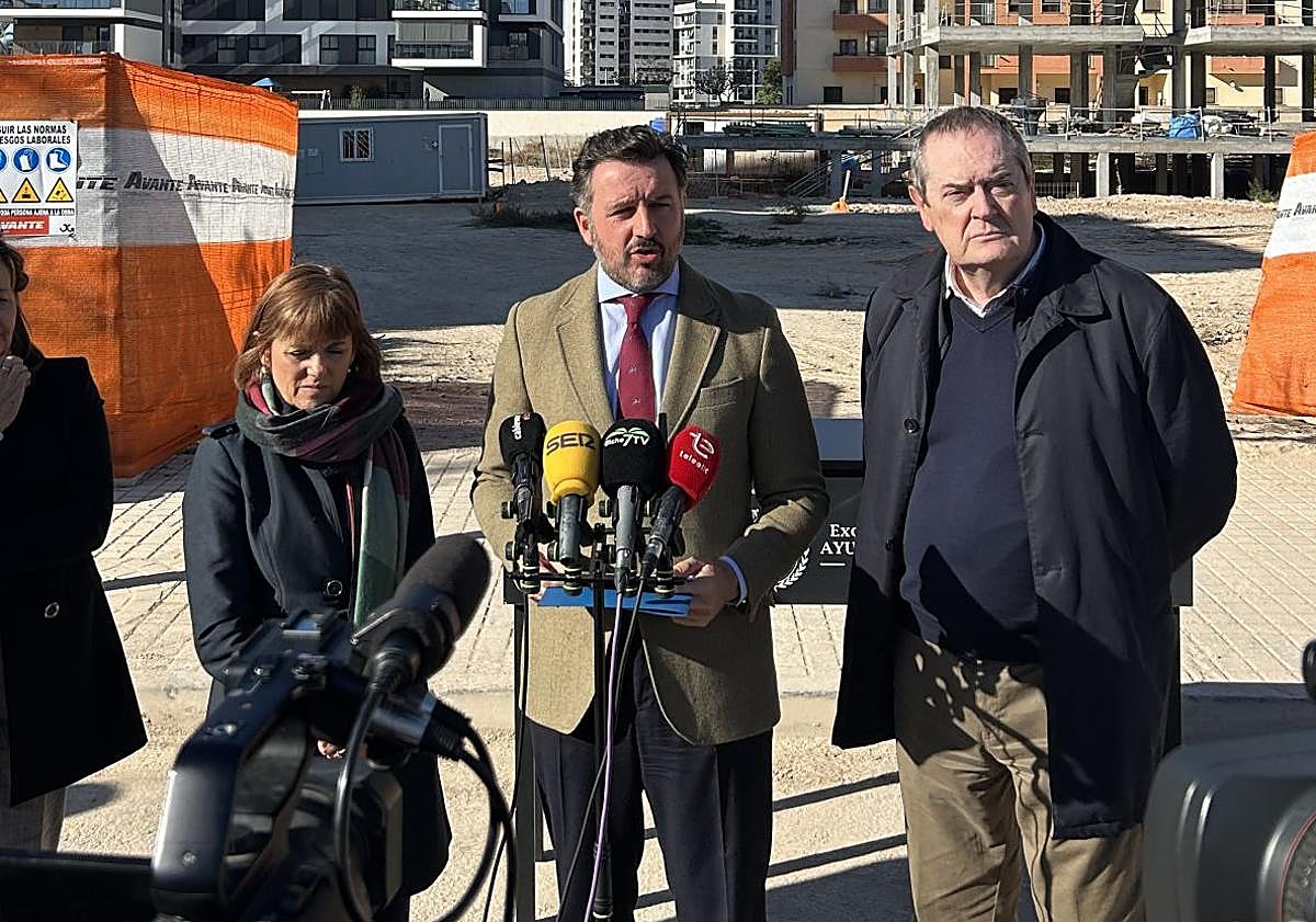 Imagen principal - Imágenes del acto celebrado en Travalón, donde el Ayuntamiento detalla precios, plazos y características del nuevo edificio de alquiler asequible.