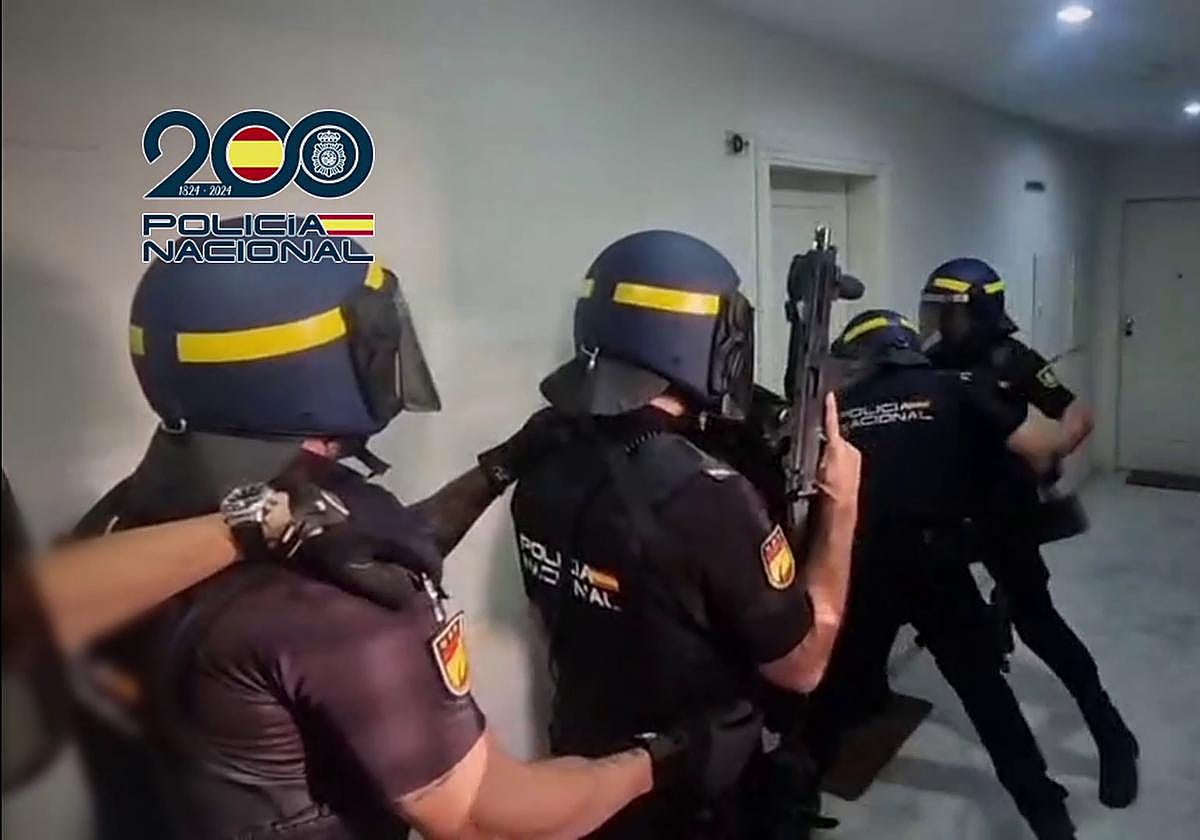 Agentes de la Policía Nacional durante el operativo.