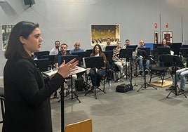 La concejala de Cultura, Nayma Beldjilali, se dirige a los miembros de la Banda Sinfónica de Alicante.