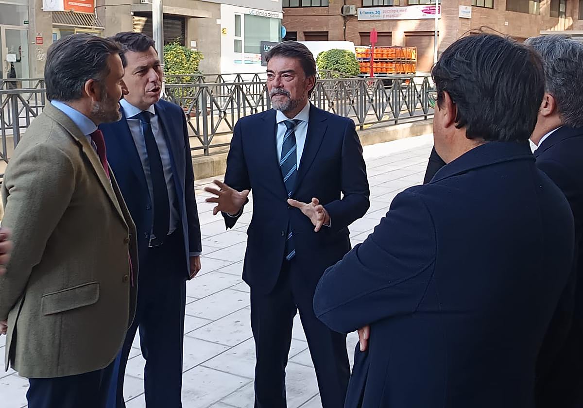 Barcala and Ruz with Quintanilla at the entrance of the CEV headquarters in Alicante.