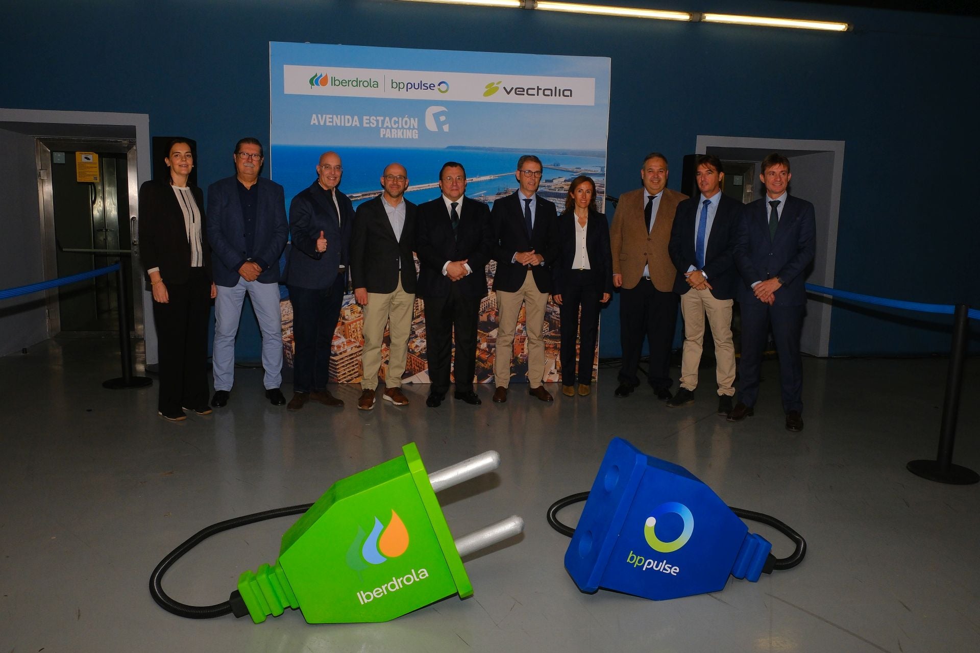 Imagen principal - Más imágenes de la inauguración del hub de recarga eléctrica.