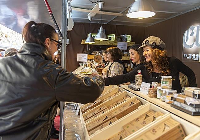 Puestos de turrón en la Feria de Navidad de Xixona.