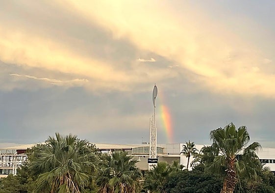 El arcoíris este martes en Alicante, tras un chaparrón.