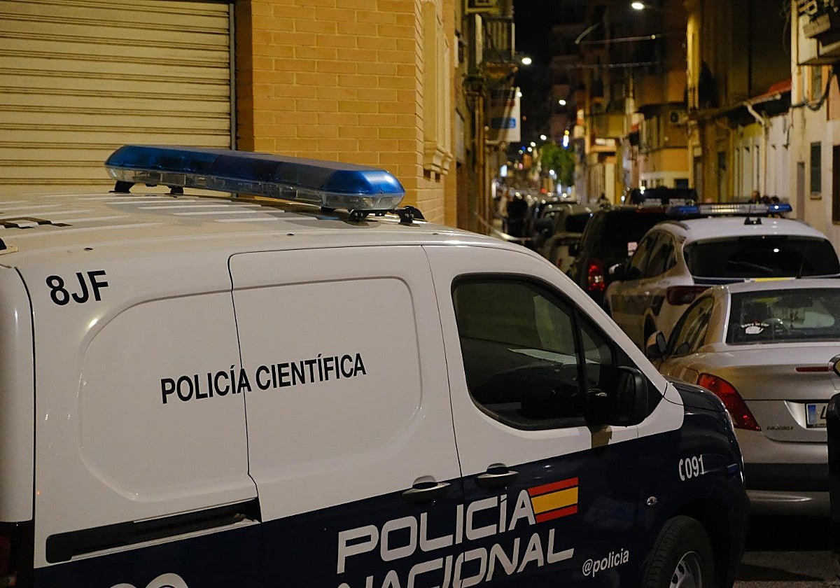 FOTOS | Asesina a una mujer en Alicante y se ahorca en el balcón