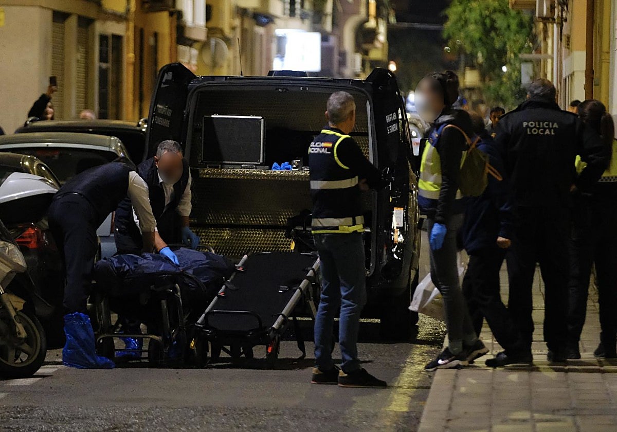 FOTOS | Asesina a una mujer en Alicante y se ahorca en el balcón