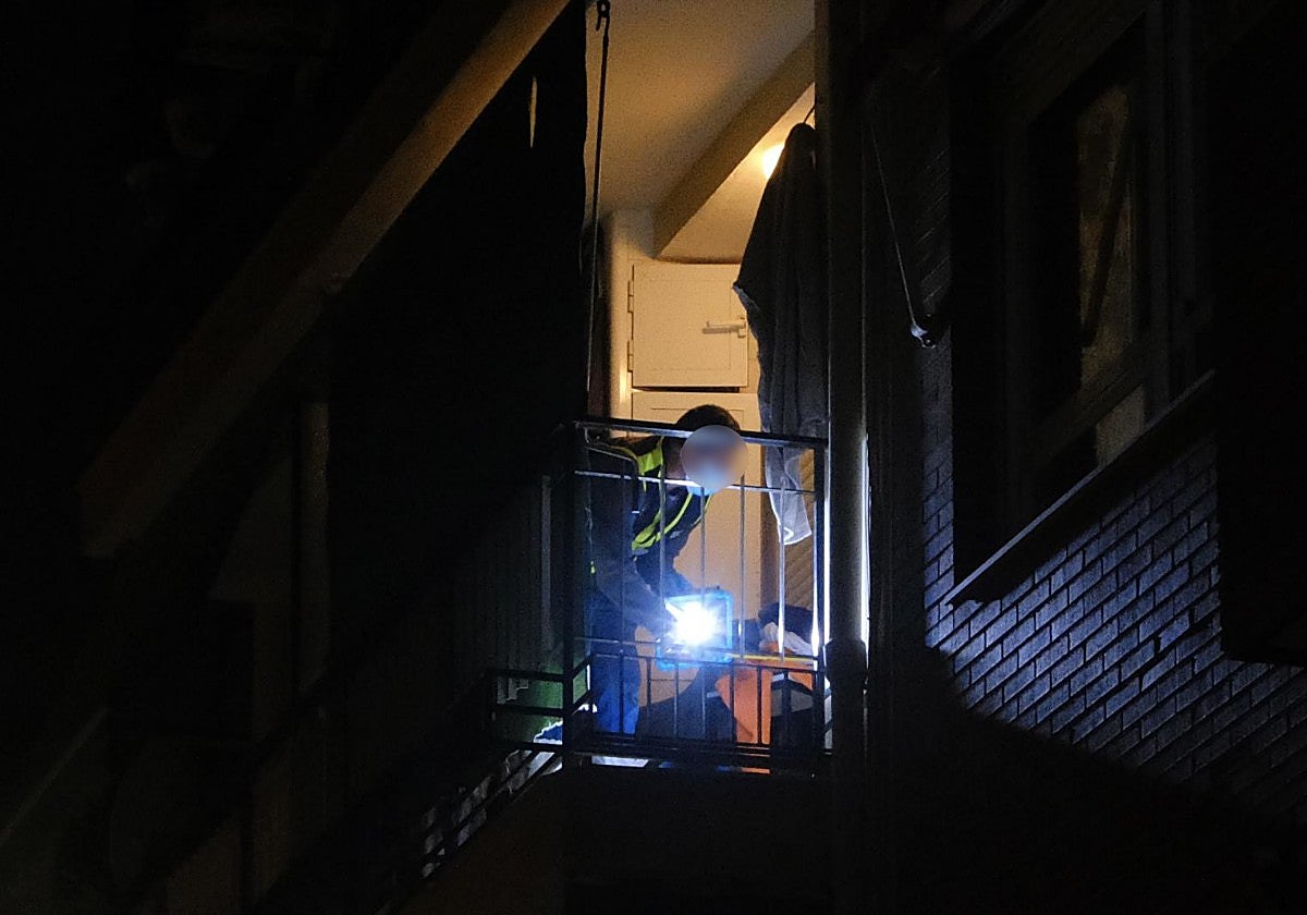 FOTOS | Asesina a una mujer en Alicante y se ahorca en el balcón