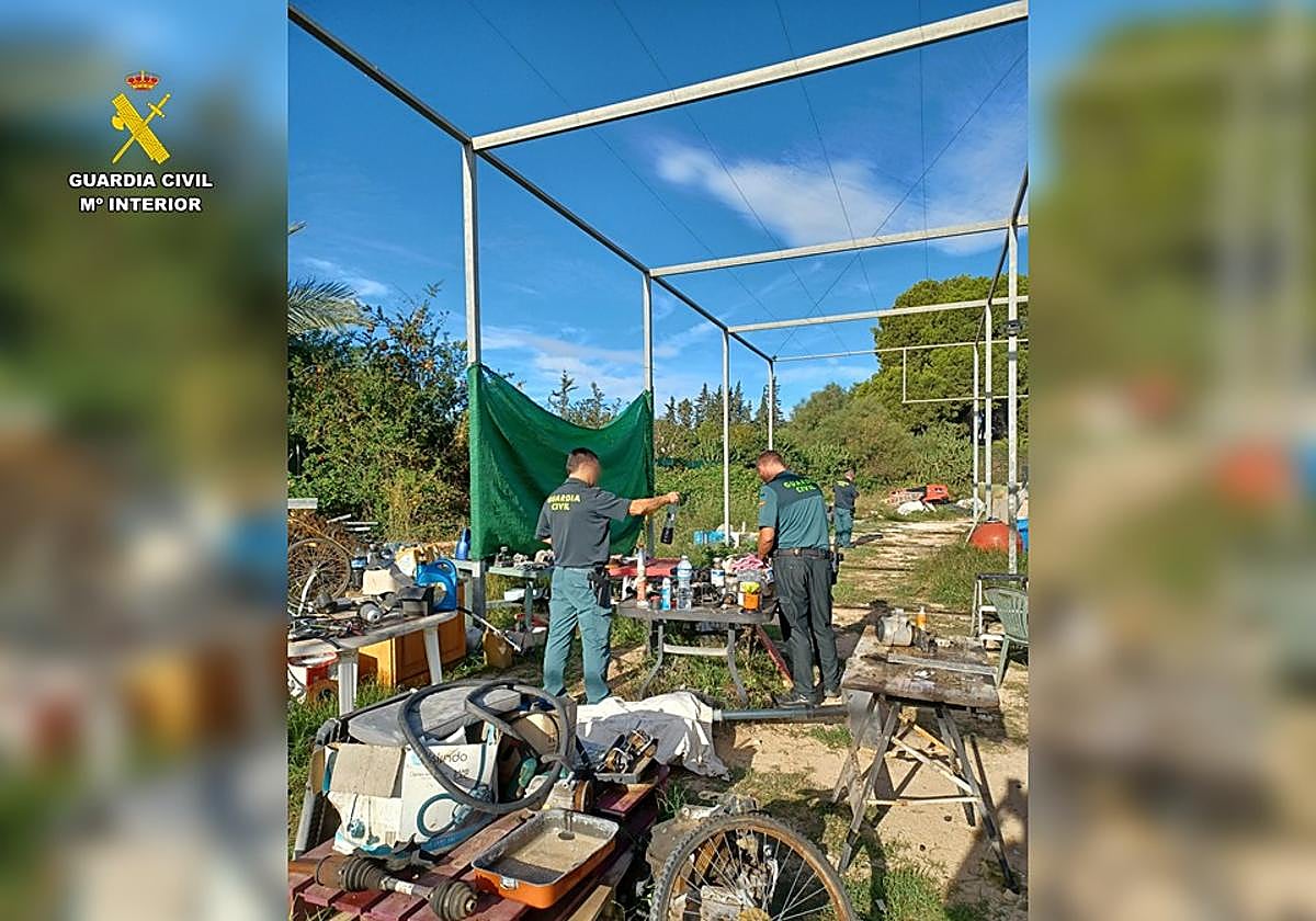 Agentes de la Guardia Civil en el taller ilegal desmantelado.