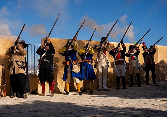 Disparos al aire de soldados de varias épocas, en la recreación histórica del Castillo de Santa Bárbara de Alicante.