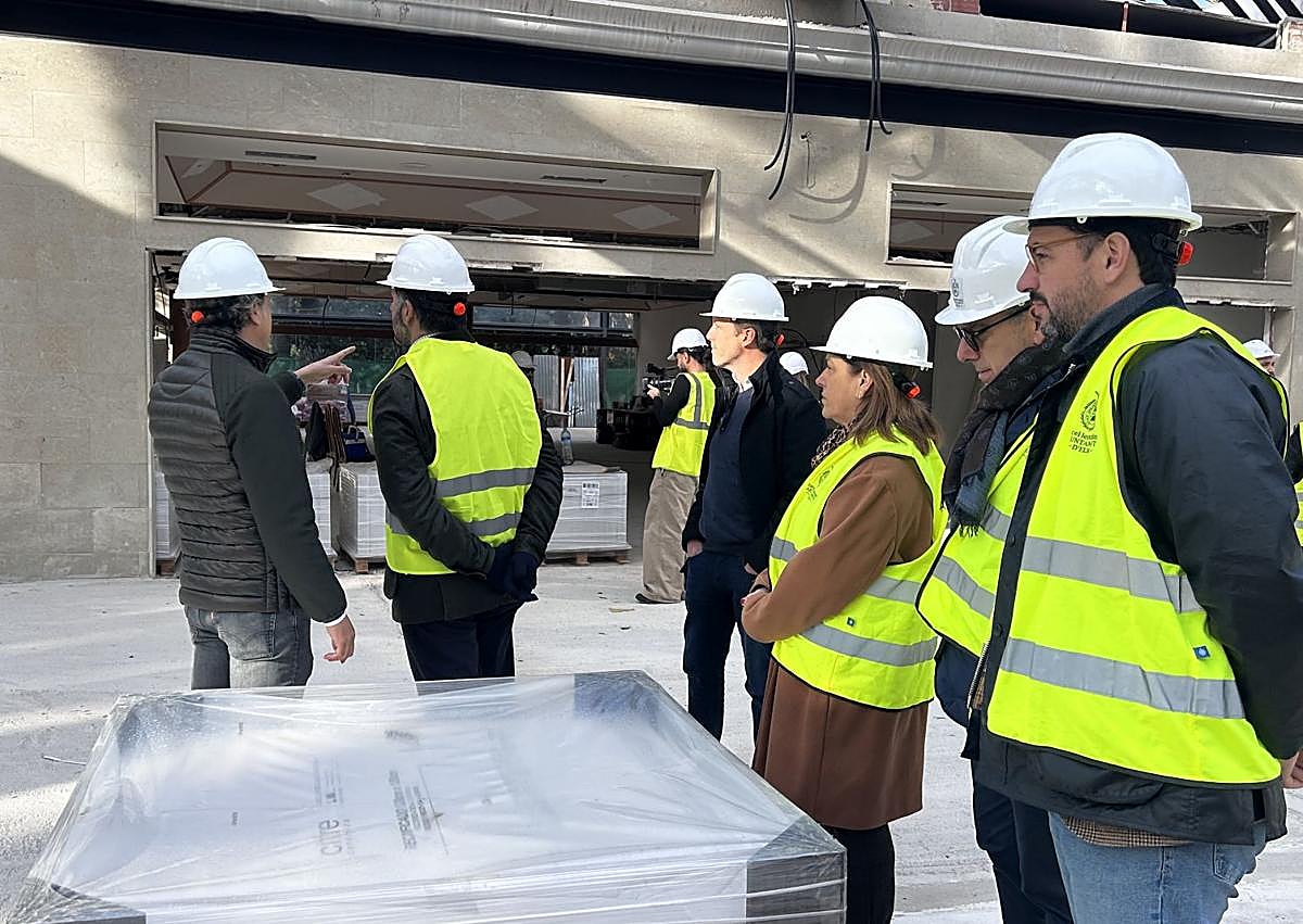 Imagen secundaria 1 - El alcalde Pablo Ruz visita las obras del futuro restaurante del Parque Municipal, que abrirá en mayo de 2026.