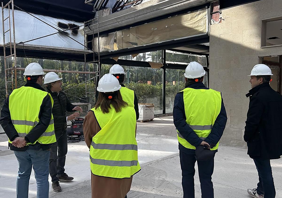 Imagen principal - El alcalde Pablo Ruz visita las obras del futuro restaurante del Parque Municipal, que abrirá en mayo de 2026.