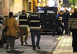 Policías en el lugar del crimen este martes por la noche.