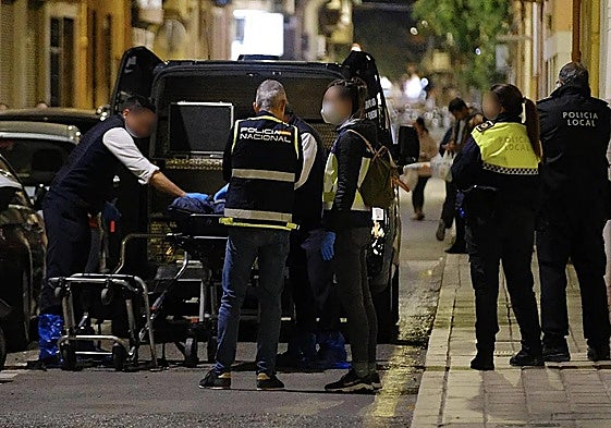 Operativo policial frente al domicilio donde se ha producido el crimen.
