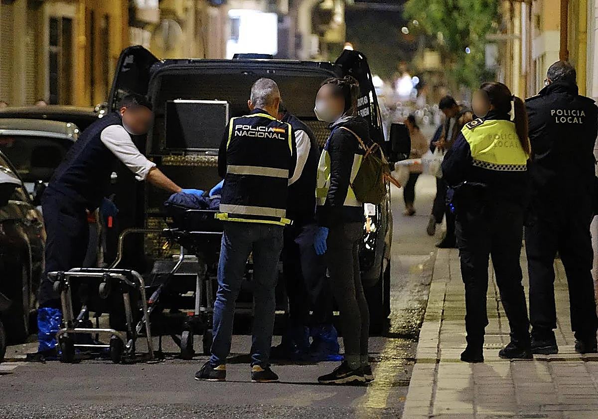 Operativo policial frente al domicilio donde se ha producido el crimen.