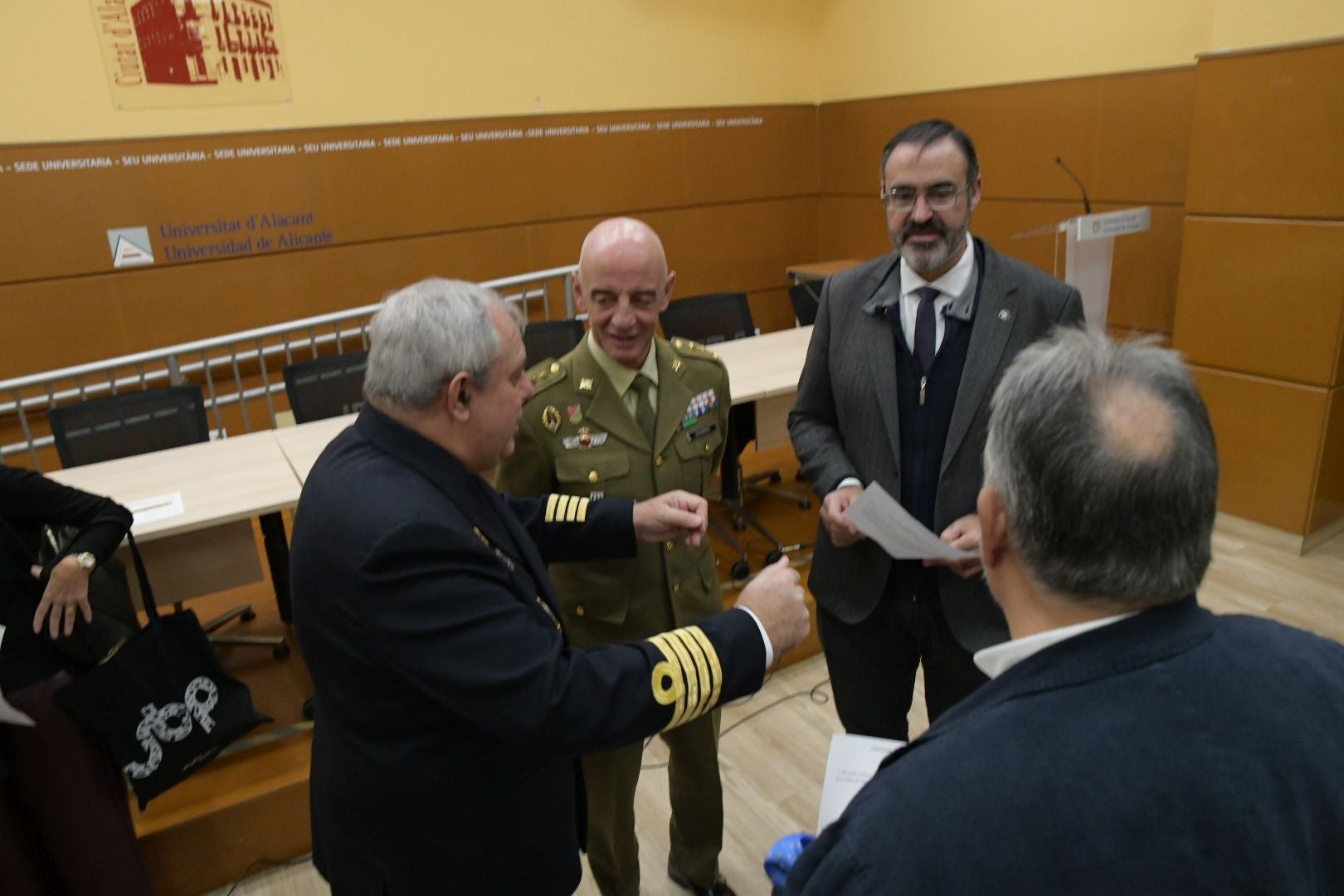 Alicante celebra el Día de la Constitución con una masiva lectura pública en la Sede Universitaria