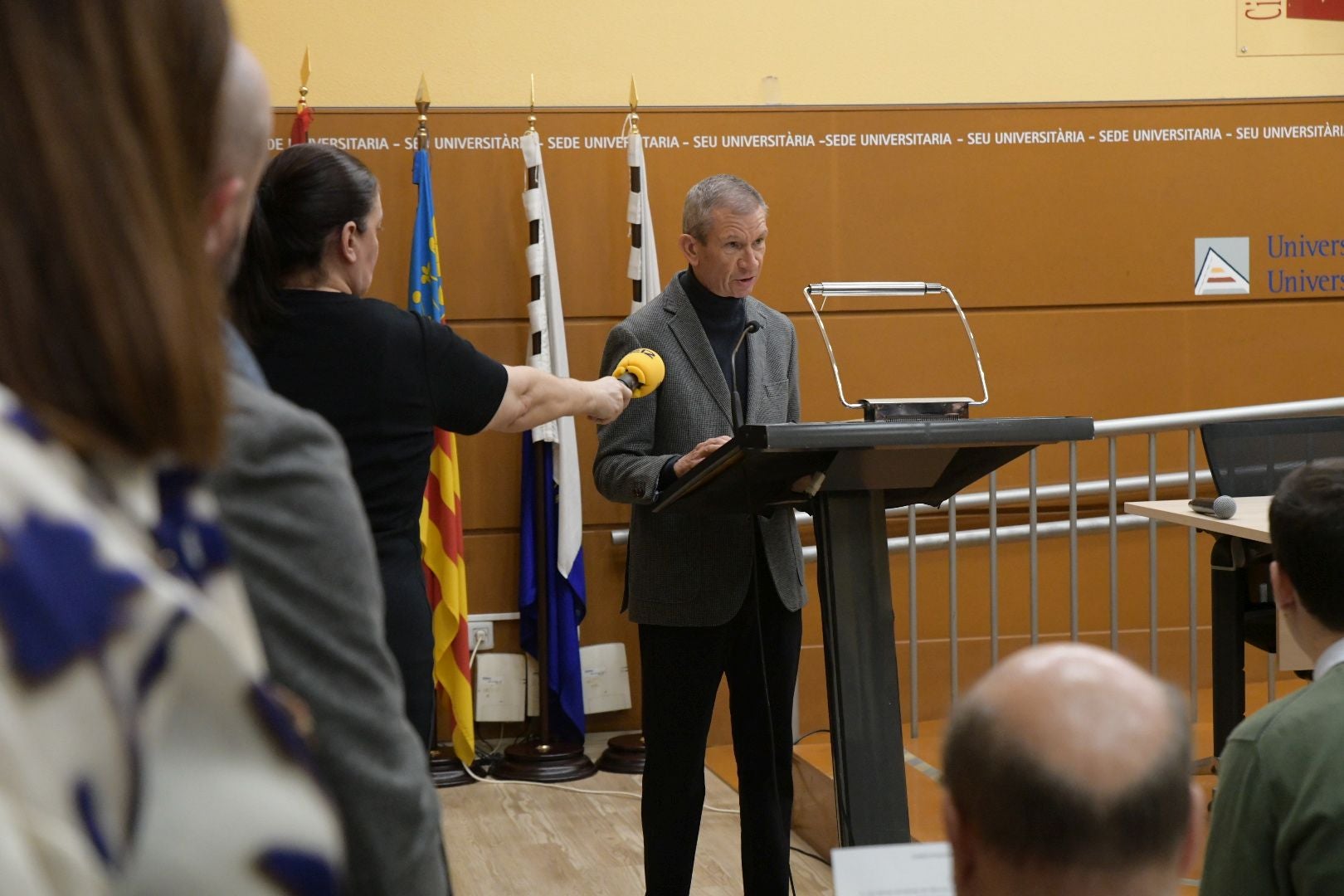 Alicante celebra el Día de la Constitución con una masiva lectura pública en la Sede Universitaria