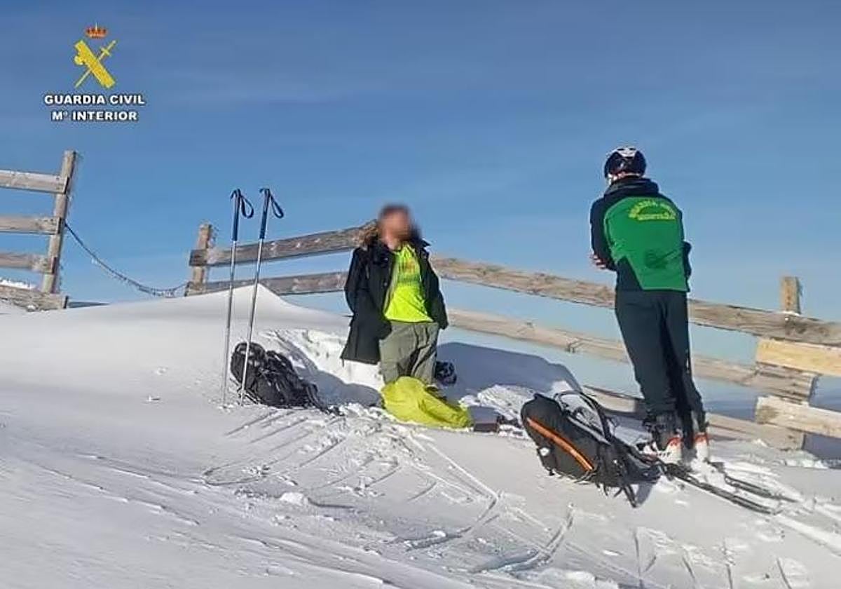 La Guardia Civil, con el aficionado benidormí que se aventuró en el pico San Lorenzo.