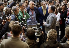 El presidente de la Generalitat, Juanfran Pérez Llorca, en un corrillo con periodistas tras anunciar la composición del Consell.