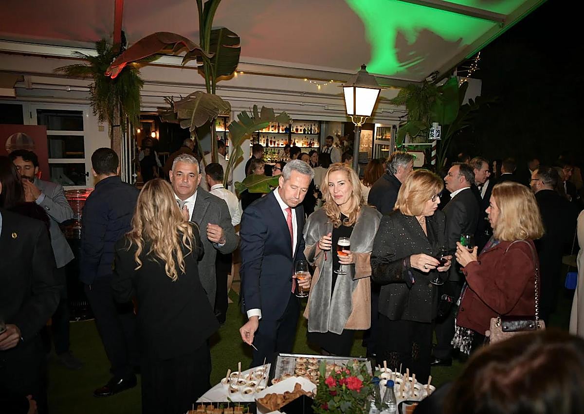 Imagen secundaria 1 - Varios momentos de la gala benéfica. 