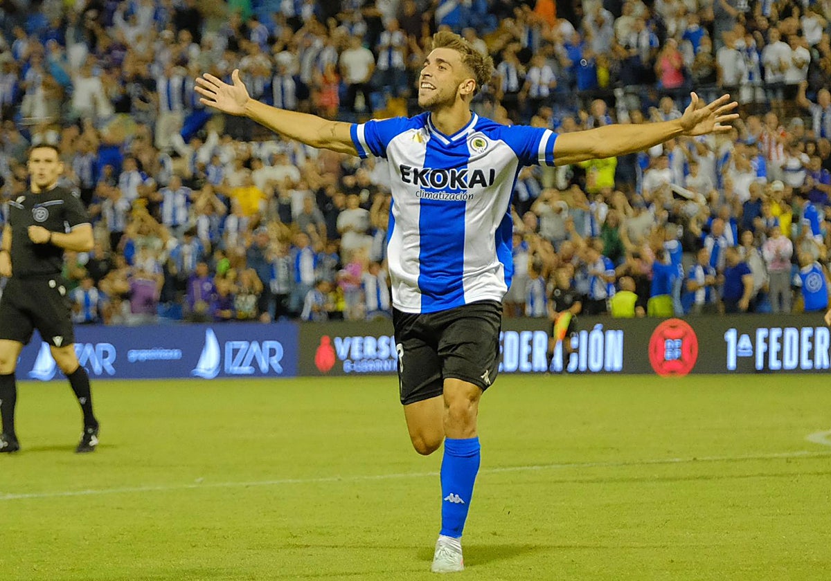 El canterano Galvañ celebra su gol al Atlético Madrileño en el Rico Pérez.