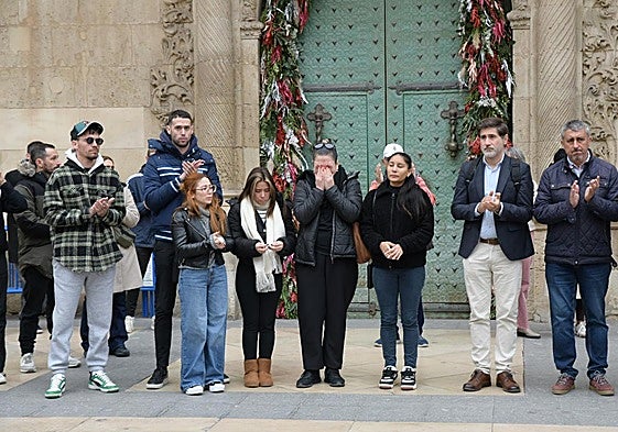 Amigos y familiares de Oriana en el minuto de silencio de Alicante.
