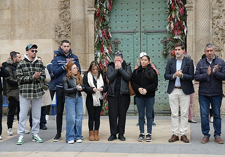 Familiares y amigos de Oriana claman justicia en el minuto de silencio celebrado en el Ayuntamiento de Alicante