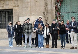 Friends and family of Oriana demand justice during the minute of silence held in Alicante.