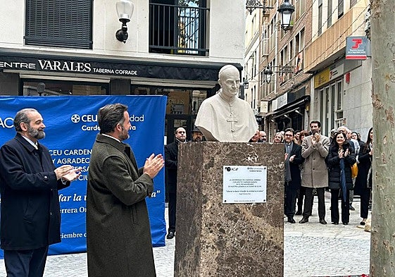 El alcalde Pablo Ruz, junto a representantes del CEU, durante la inauguración de la nueva sede universitaria en el edificio del Capitolio.