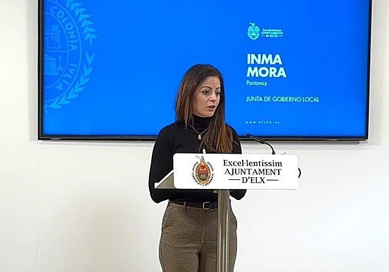 La portavoz del gobierno local, Inma Mora, durante la presentación de las propuestas comerciales y modificaciones urbanísticas aprobadas por la Junta de Gobierno.