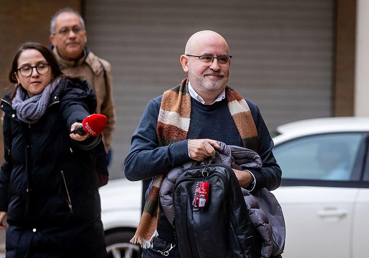 Suárez, with a calm demeanour, arriving at the courts in Catarroja.