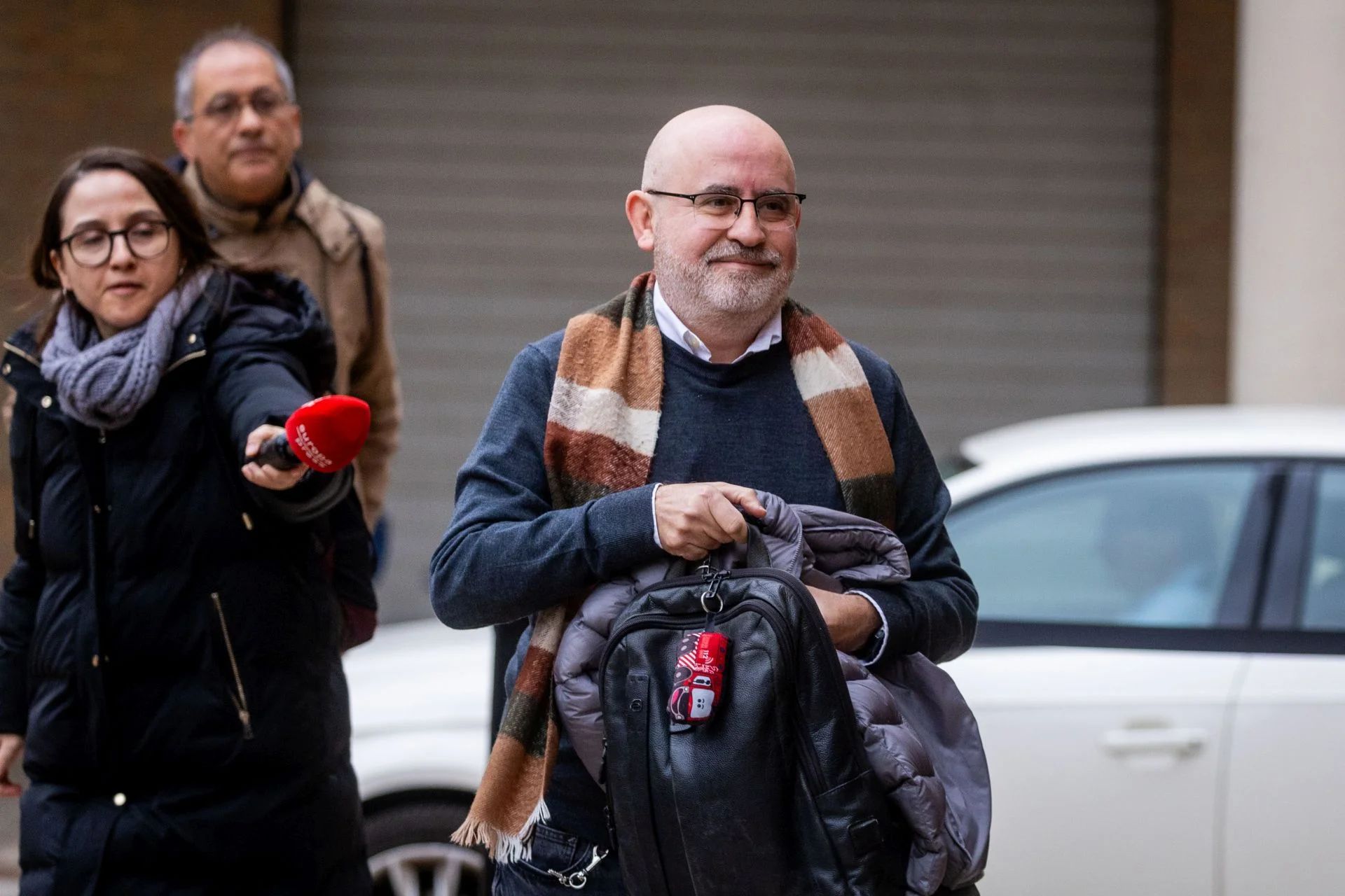 Suárez, con gesto tranquilo, a su llegada a los juzgados de Catarroja.